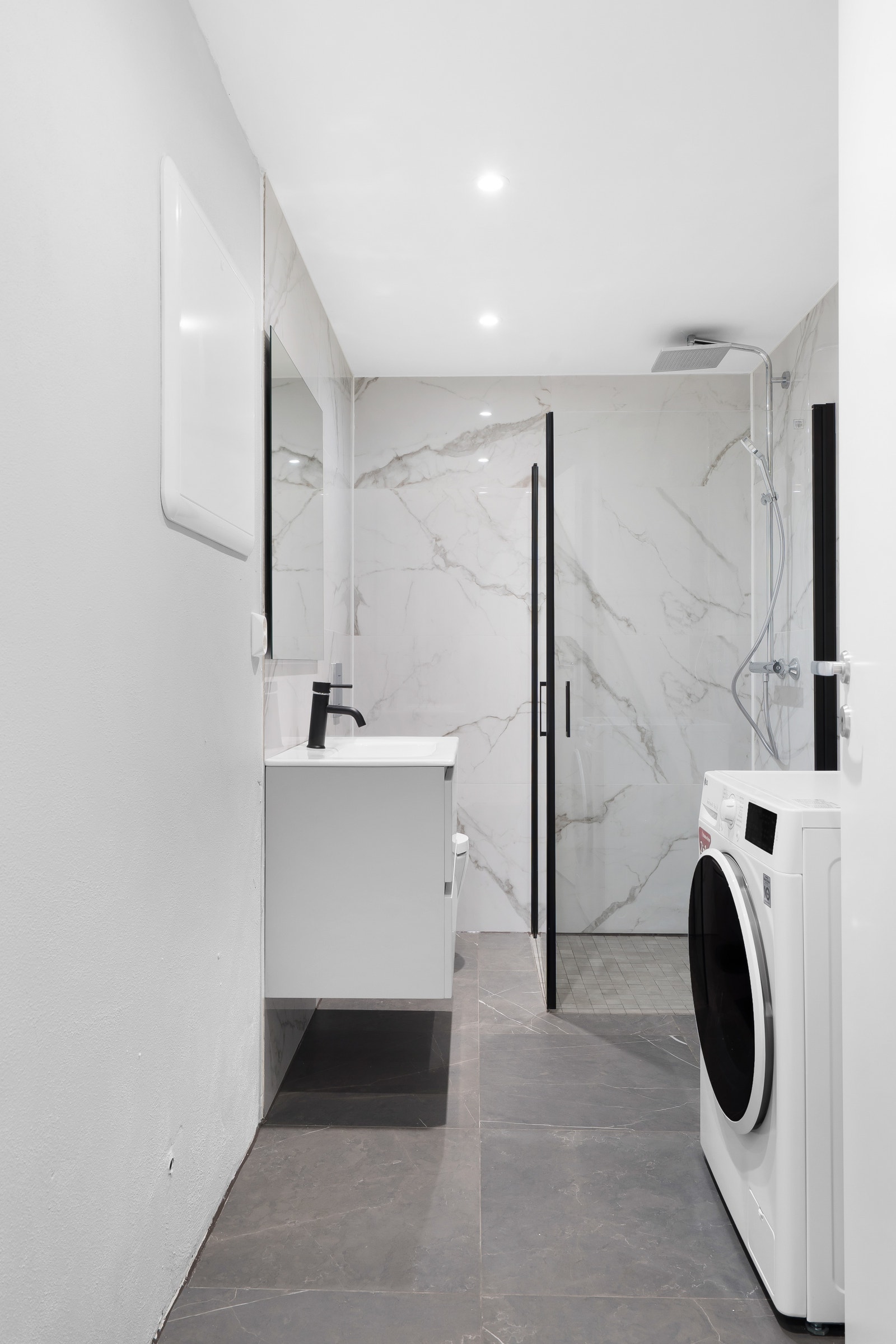 Badet har vaskemaskin med tørketrommel Galleribilde