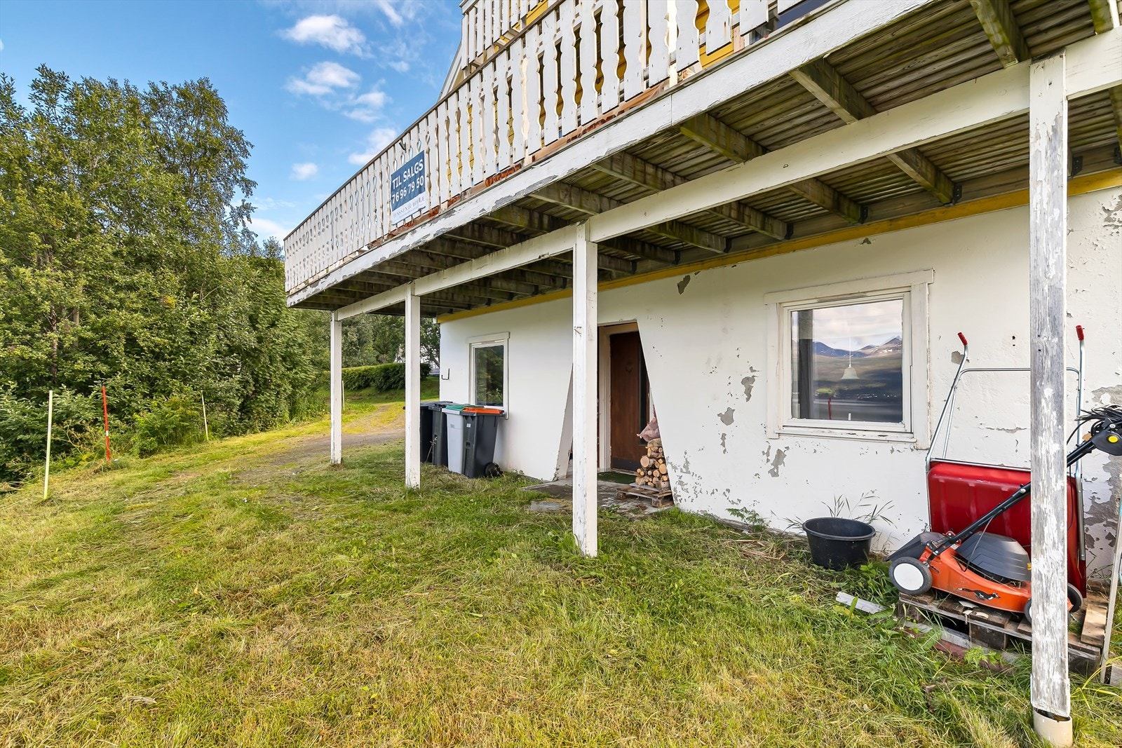 Inngangsdør også på nedside av hus. Galleribilde