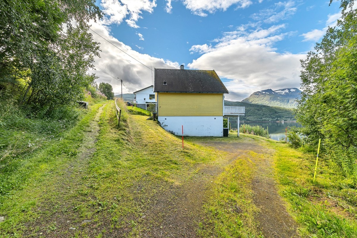 Godt med parkeringsplass på egen tomt. Galleribilde