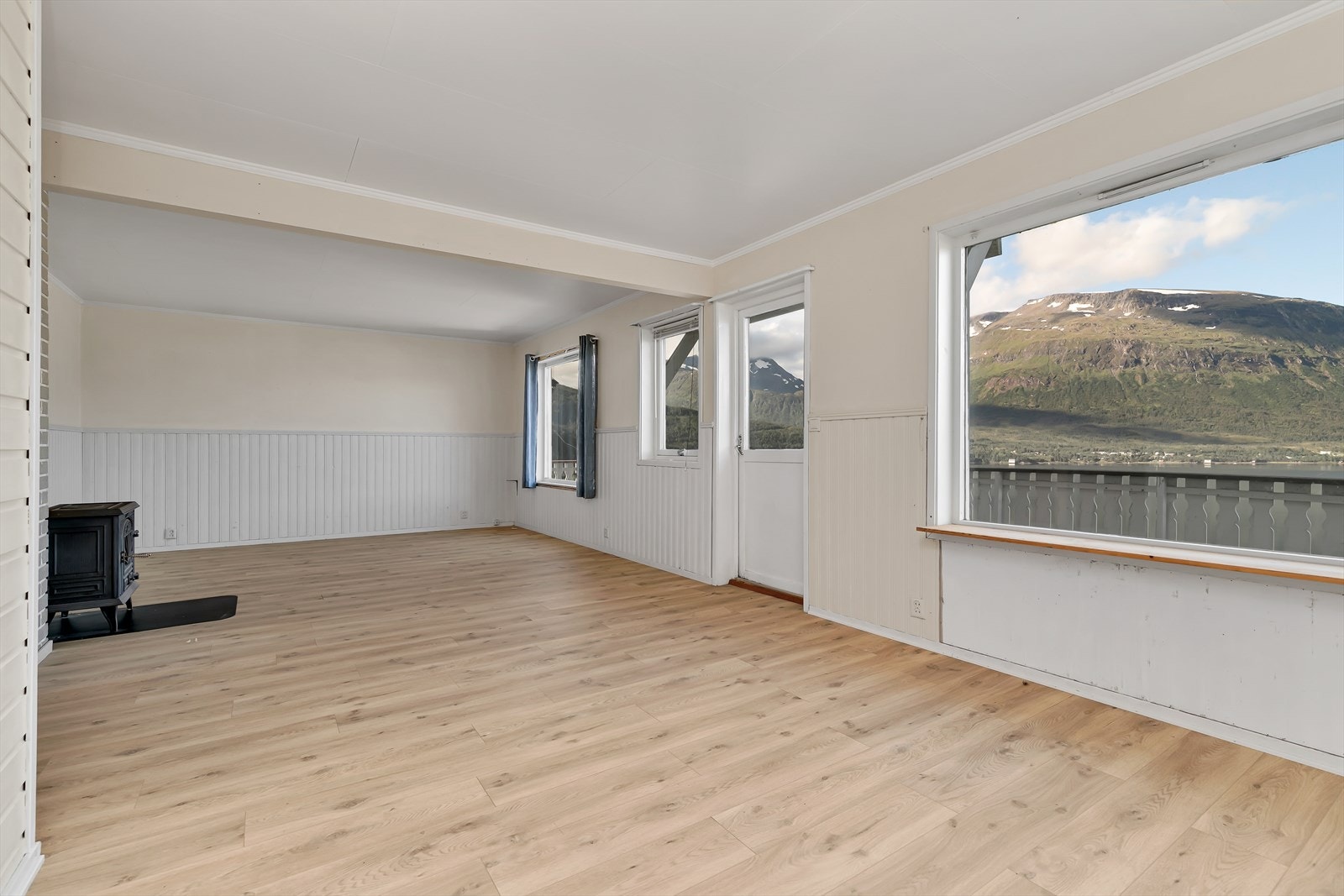 Romslig stue med mulighet for møblering i flere soner. Galleribilde