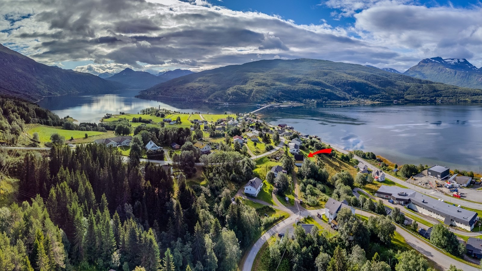 Sjekk dette naturlandskapet! Gratangsbotn til venstre, Foldvik til høyre for bildet. Galleribilde