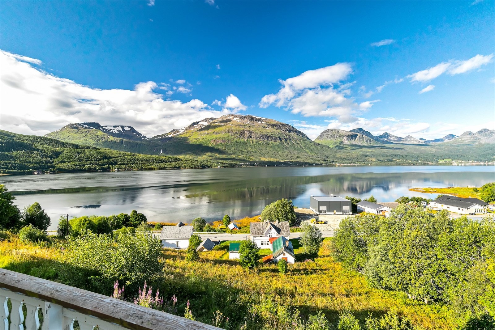 Velkommen til Nergårdveien 27, en frittliggende enebolig på en skikkelig utsikttomt! Galleribilde