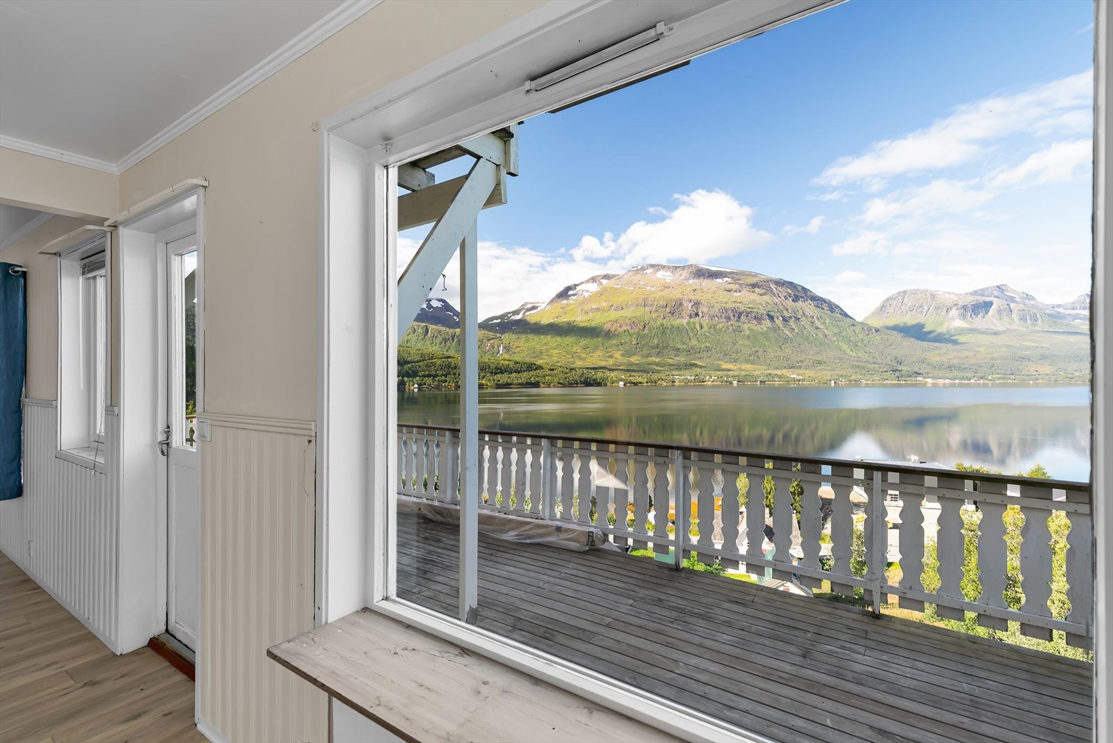 Boligen kan friste med en fantastisk utsikt, og kort avstand til dagligvarebutikk. Galleribilde