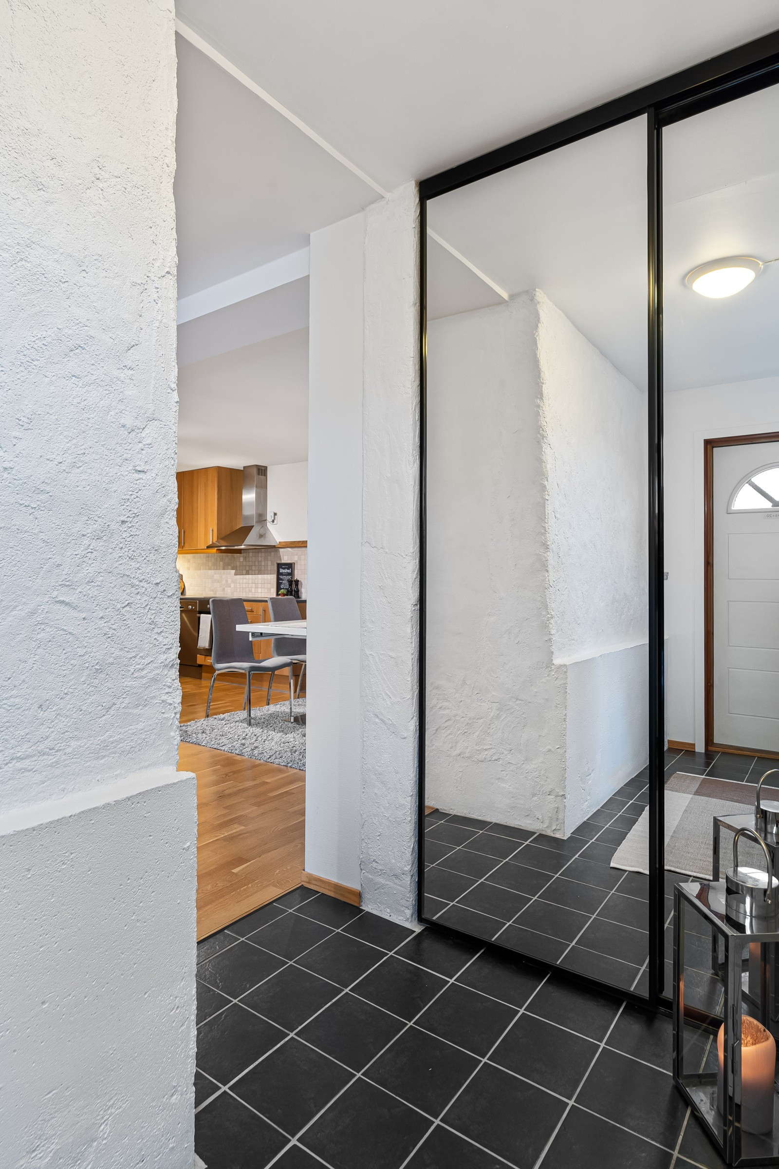 Gang/entre med lekker skyvedørsgarderobe.