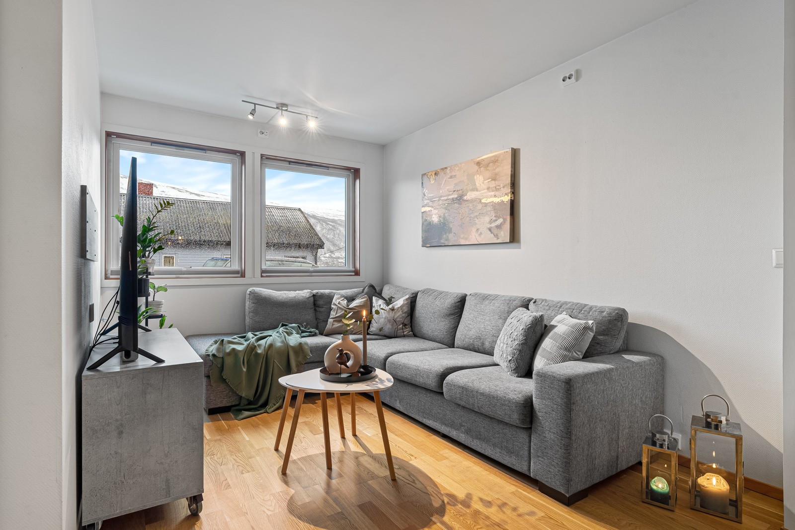 Lys stue med god plass til sofa med tilhørende møbler. Gode vindusflater i stuen sikrer rikelig med innslipp av naturlig lys!