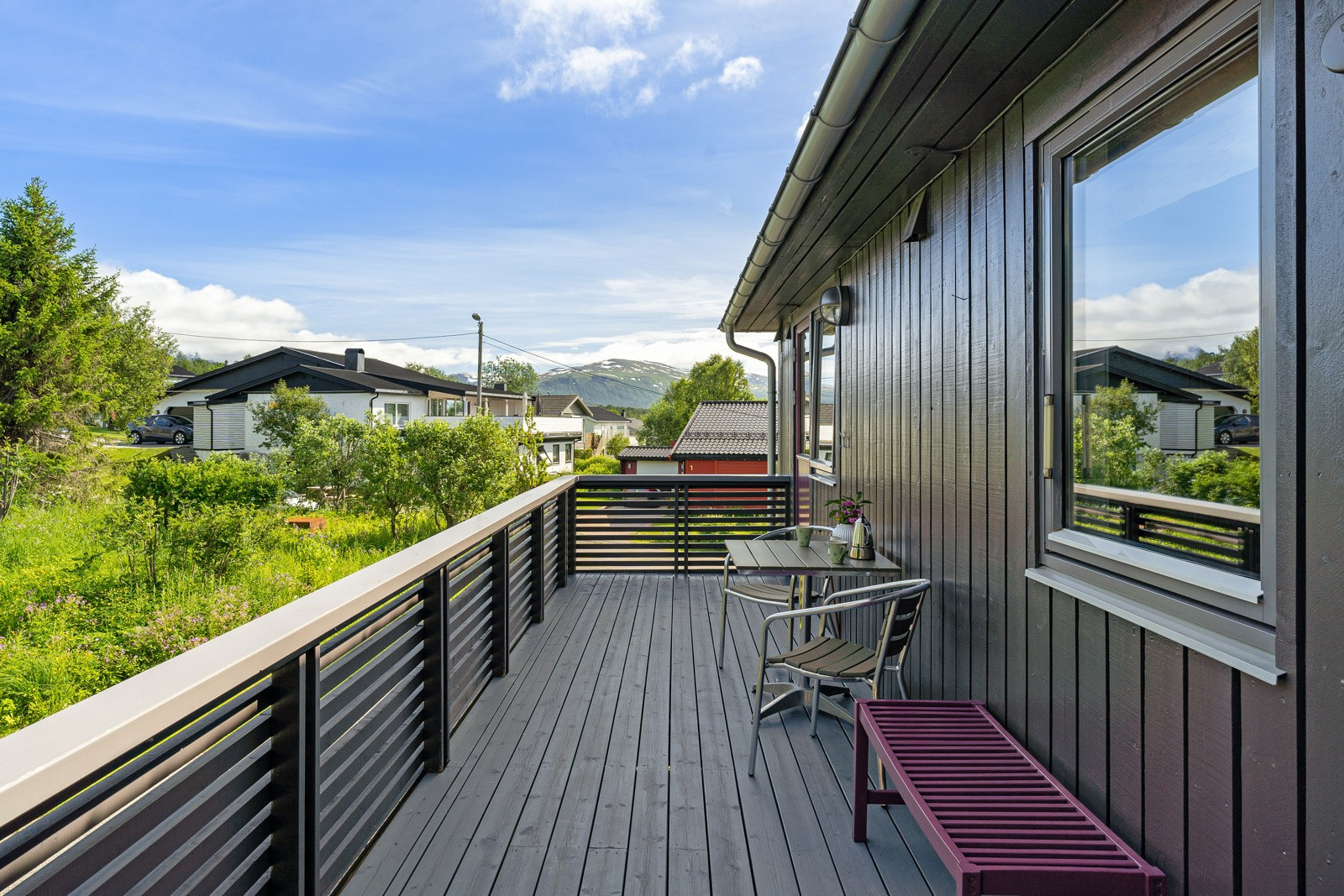 Terrasse på 18 kvm ved inngangsparti. Fra terrassen er det egen inngang til vaskerom