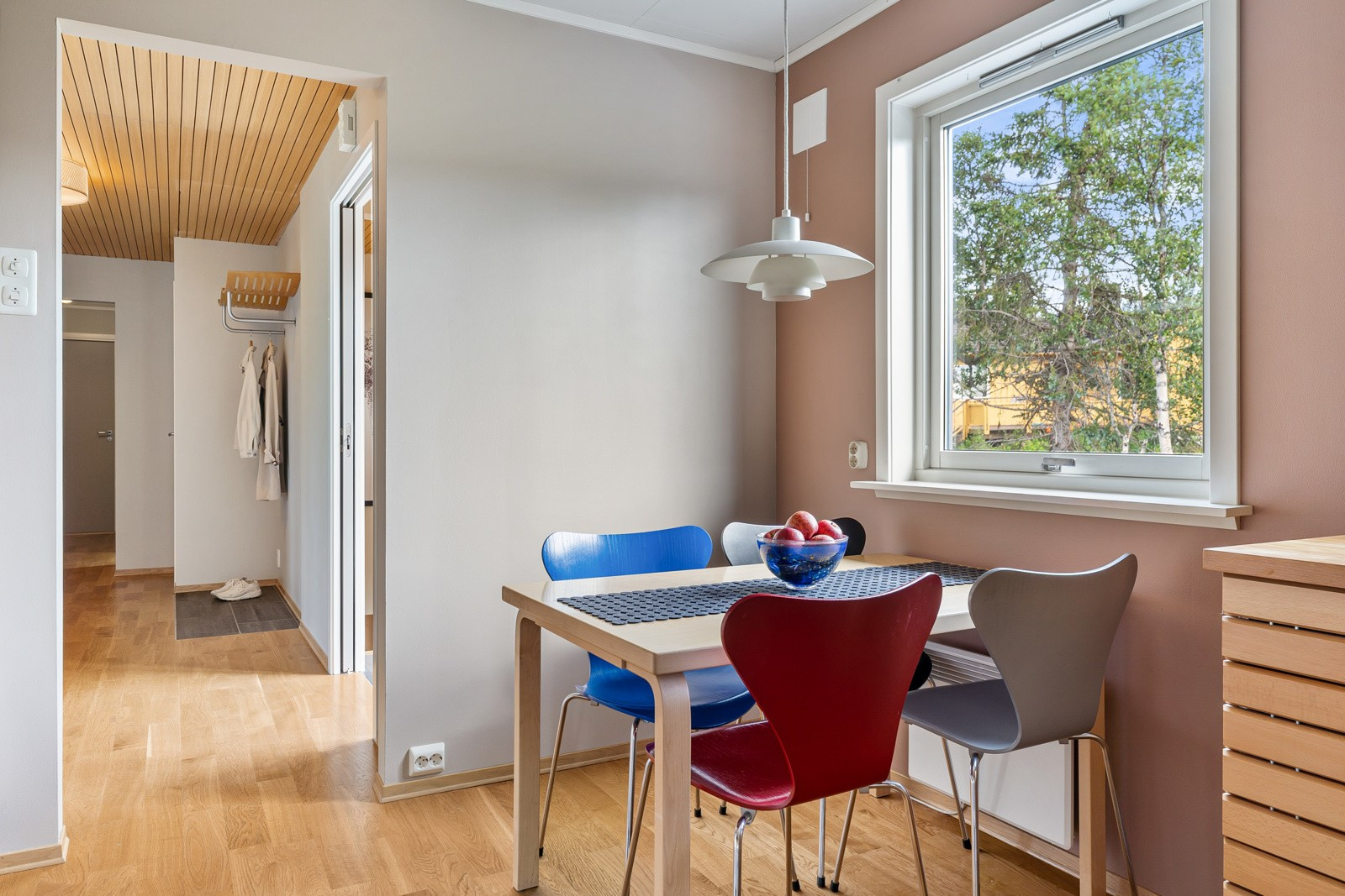 Plass til lite spisebord på kjøkken - perfekt sted å nyte frokost eller morgenkaffe med fin utsikt!