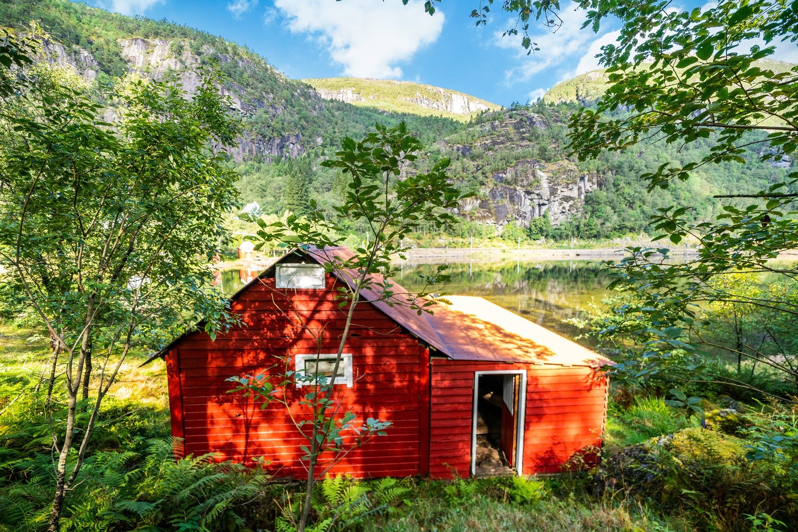 Ønsker man å ta turen til fjells er det flere fine turer i nærområdet. Galleribilde