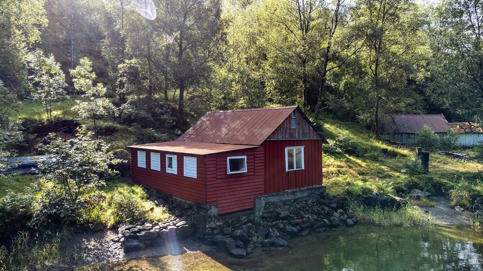 Eiendommen ligger helt i sjøkanten. Galleribilde