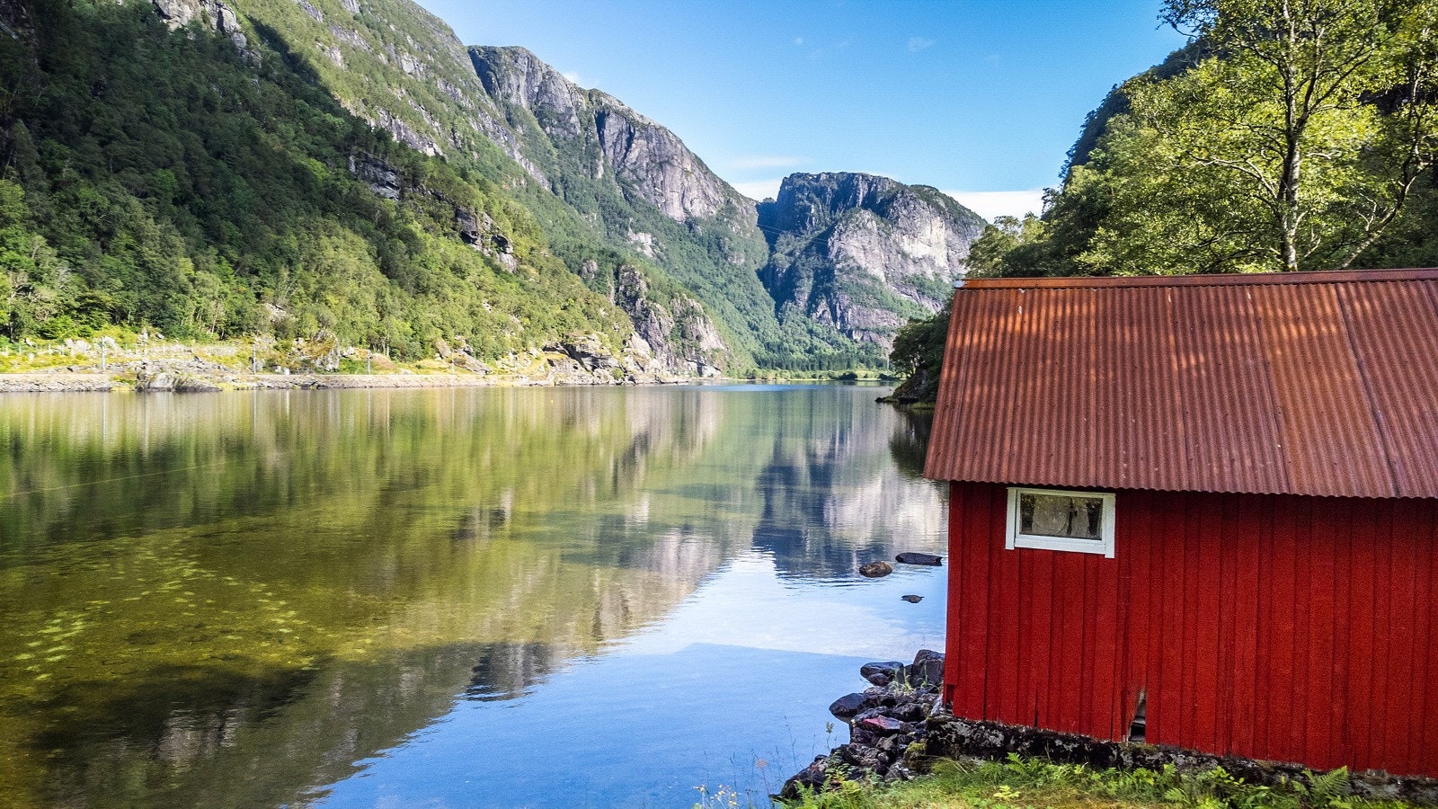 Her kan man fiske laks og sjøørett fra egen eiendom. Galleribilde