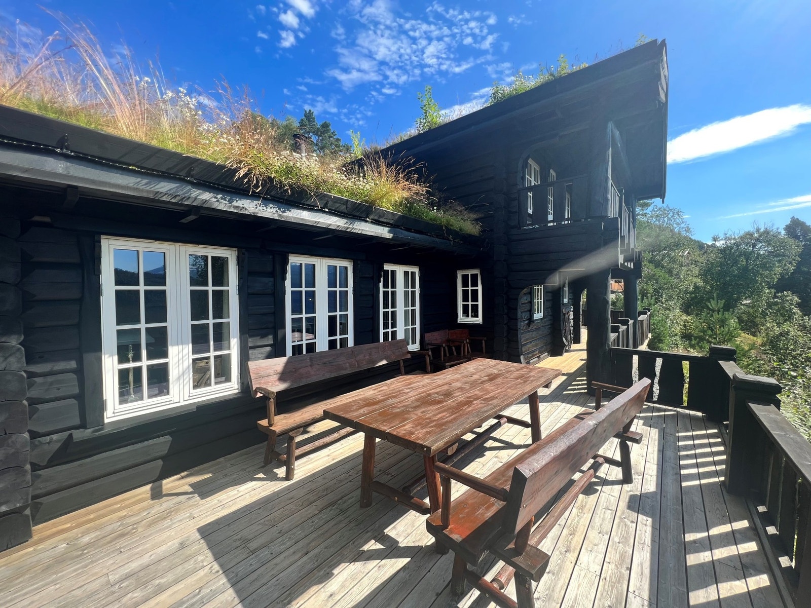 Verandaen er nylig på påbygd og går rundt hele hytten. Galleribilde