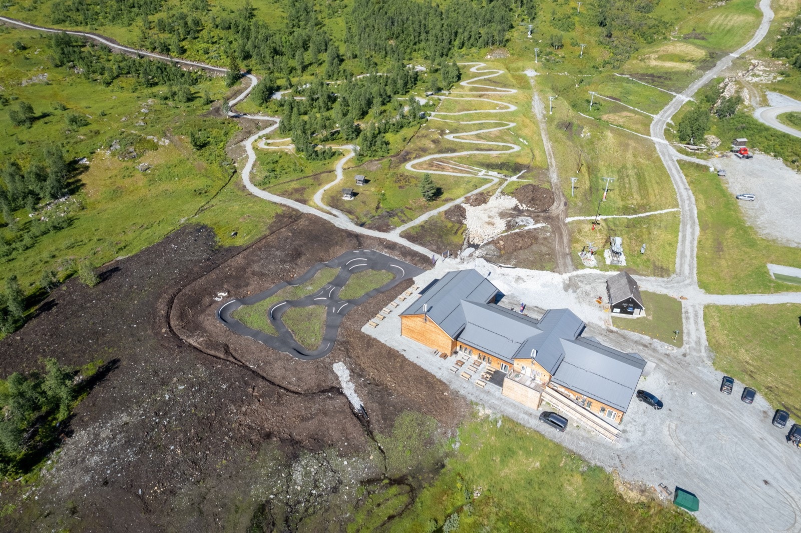 5 min gange til Dalalåven med pumptrack og sykkelstiar sommarstid og skitrasséen i Rindabotn vinterstid. Galleribilde