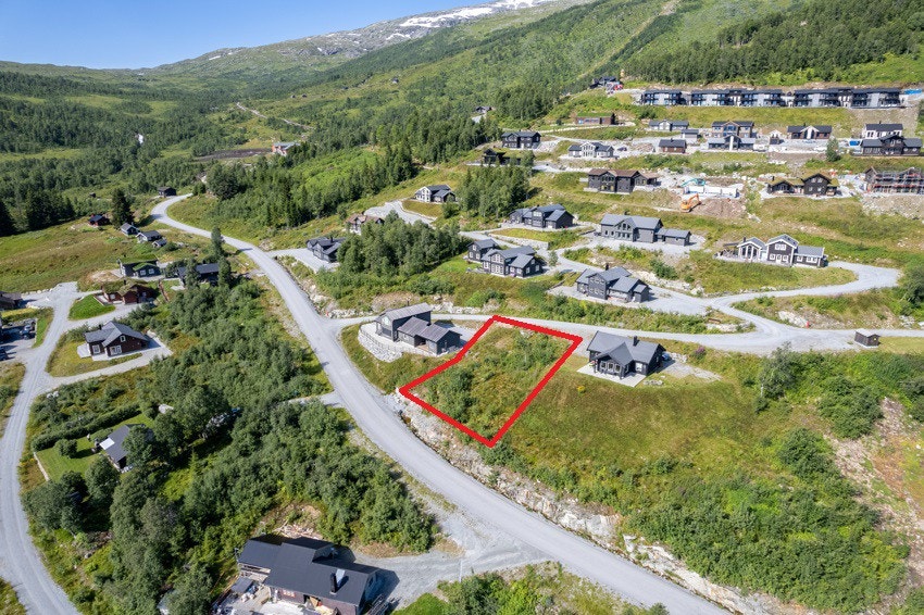 Tomta ligg fint til mellom skitrasséane i Hodlekve. Teikninga er ein ilustrasjon på korleis grensa går. Galleribilde