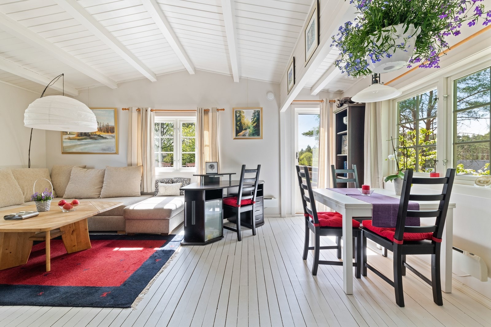 Stuen byr på en hyggelig spiseplass og sofakrok. Galleribilde