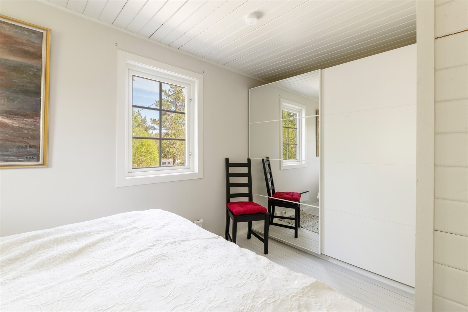 Skyvedørsgarderobe med oppbevaringsmulighet for både sengetøy og klær. Galleribilde