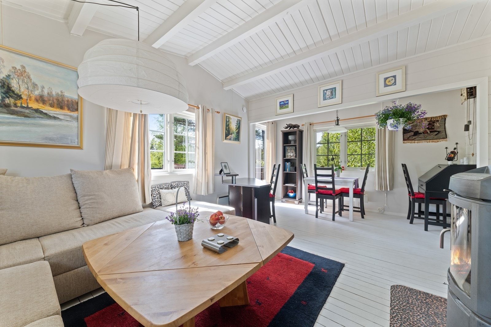 På gulvet er det malte tregulv, på veggene består av malte flater og i himlingen er det malt panel med malte, synlige åser. Galleribilde