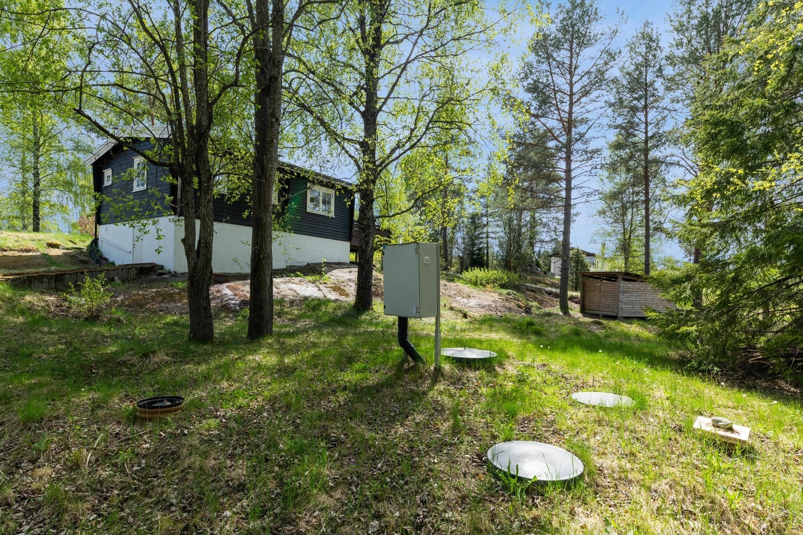 Eiendommen har innlagt privat vann, og Biovac renseanlegg for 2 boliger. Galleribilde