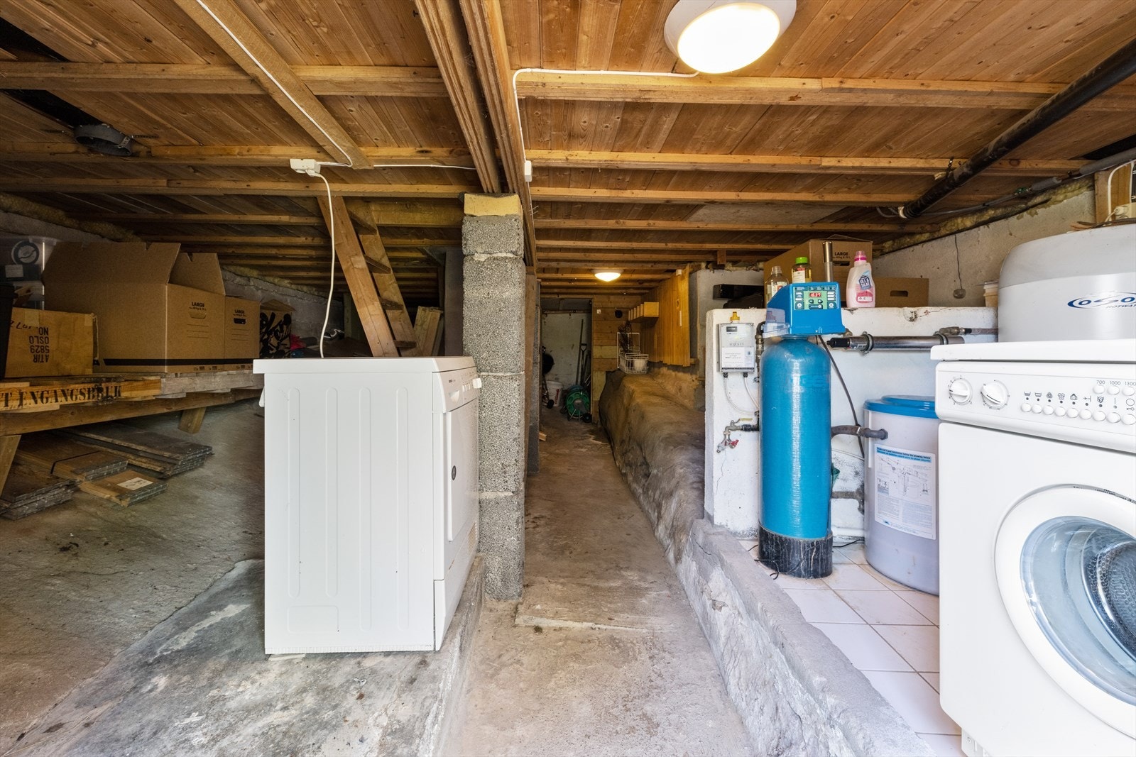 Grovkjeller/krypkjeller med opplegg for vaskemaskin og med god lagringsplass. Galleribilde