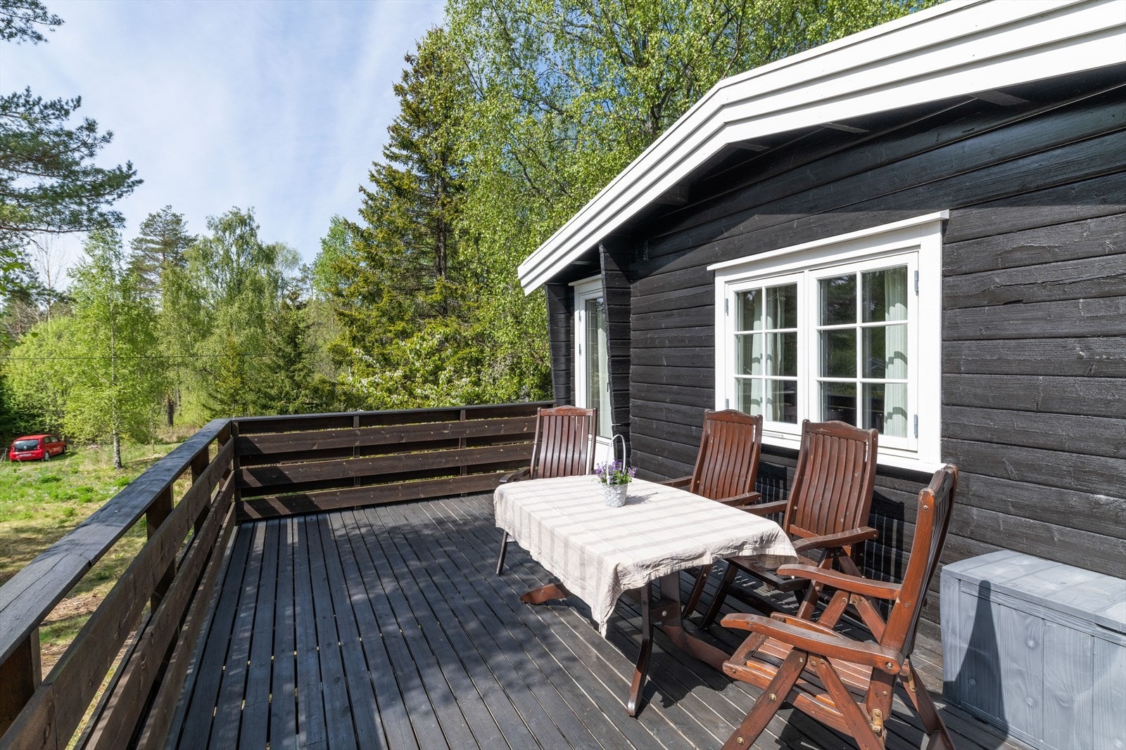 Utearealene består av en romslig, solrik treterrasse på ca. 24 kvm. Galleribilde
