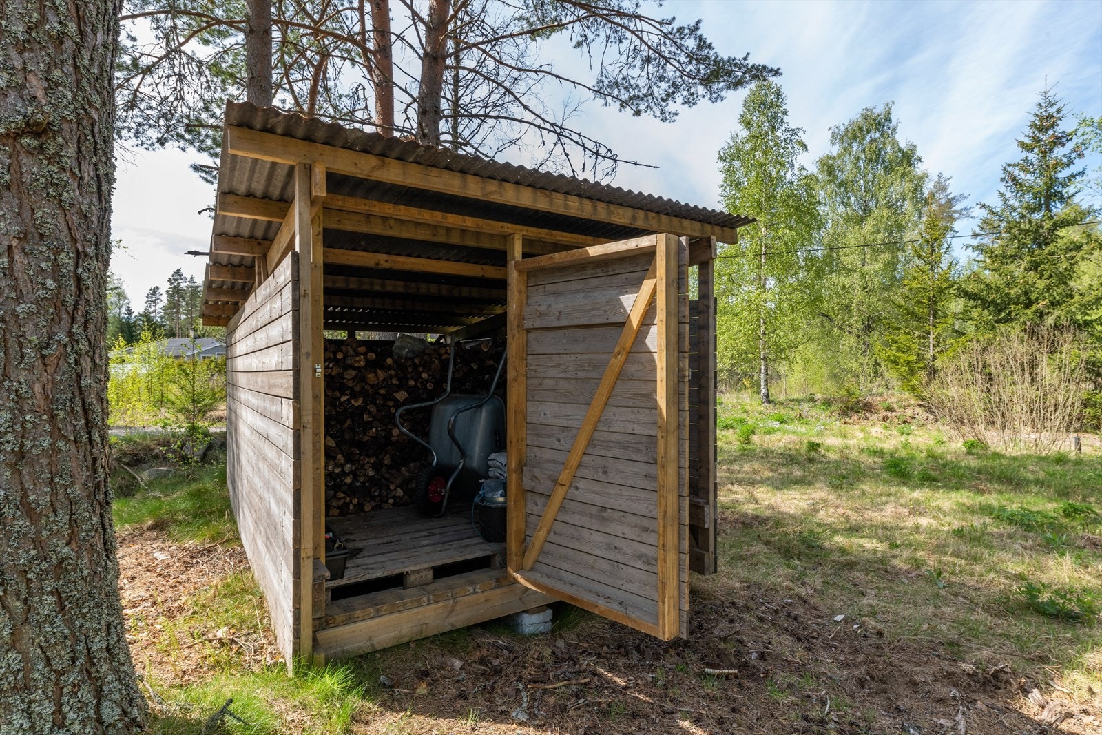 Vedskjulet ble bygget i 2019. Galleribilde