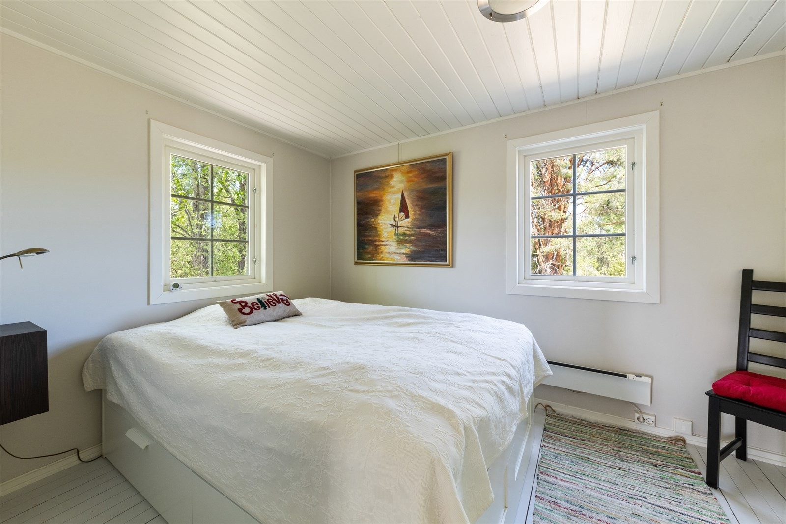 Soverommet har fin størrelse, her er det god plass til stor seng med tilhørende nattbord. Galleribilde