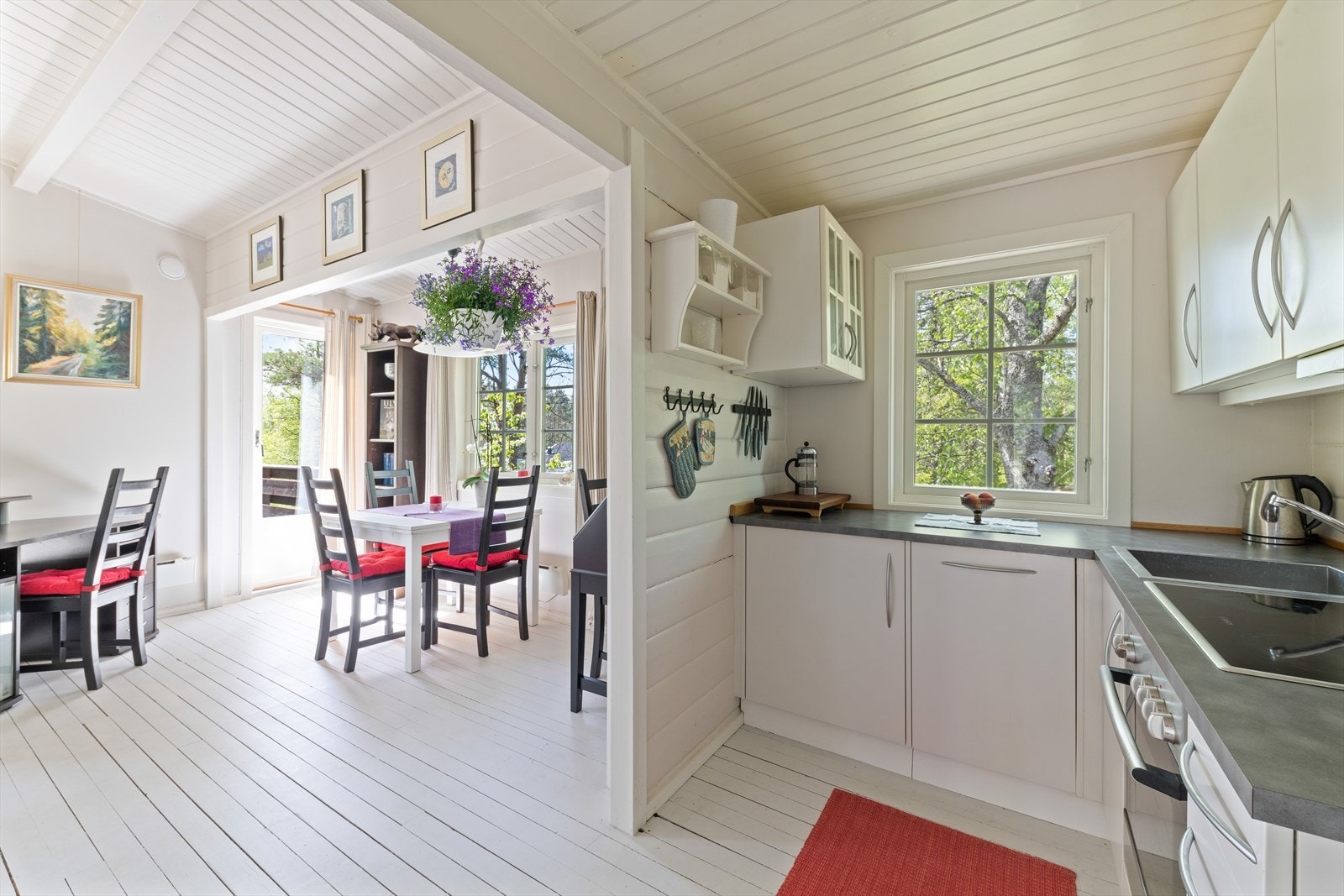 Slottetveien 23 er en koselig hytte på 49kvm BRA fra 1965. Galleribilde