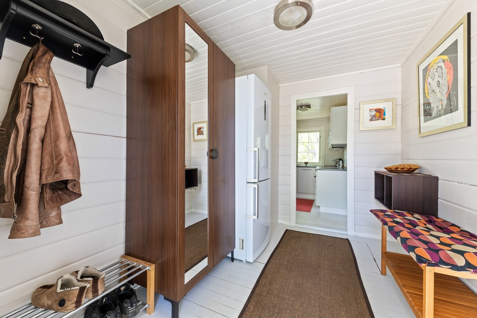 Du ønskes velkommen inn i en lysmalt entré, med god plass til å henge fra seg yttertøy. Galleribilde