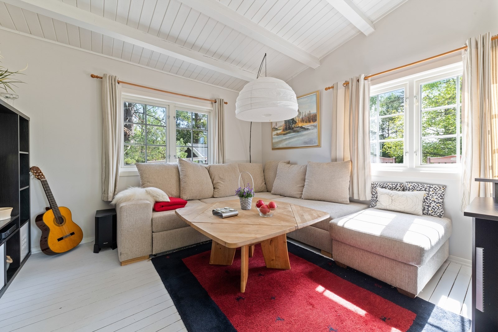 Skråtak i himlingen gir rommet et luftig preg og god romfølelse. Galleribilde