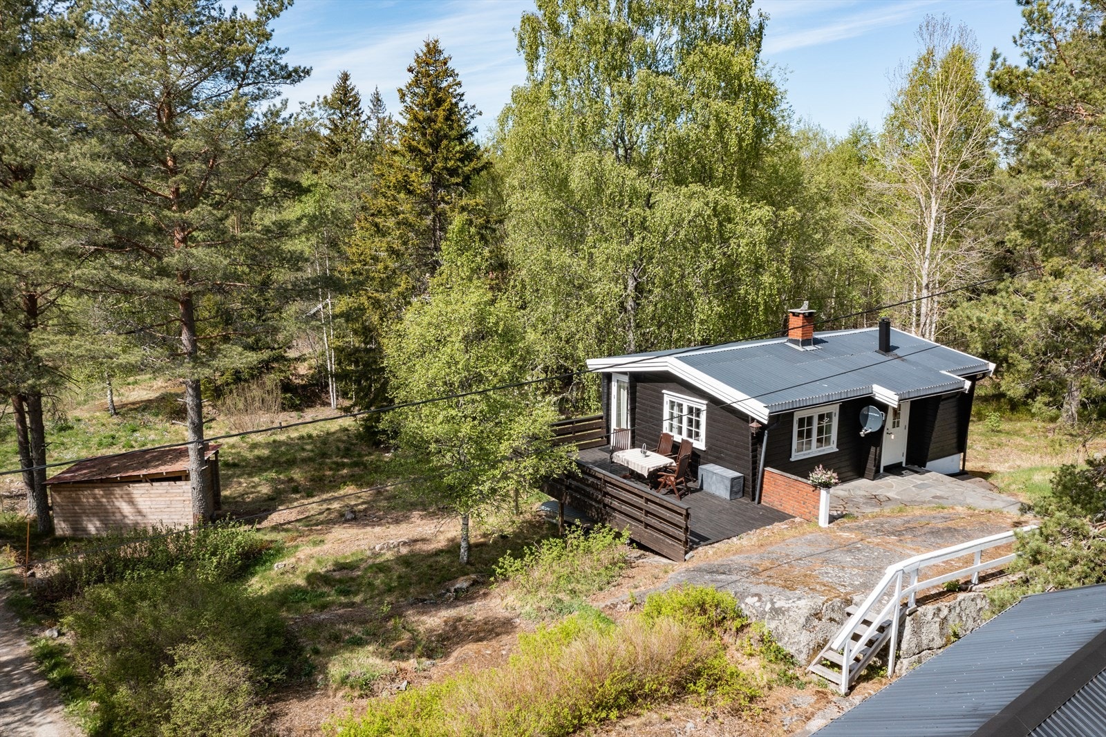 Eiendommen består hovedsakelig av naturtomt med rikt fugleliv og besøk av både rådyr, rev og elg. Galleribilde