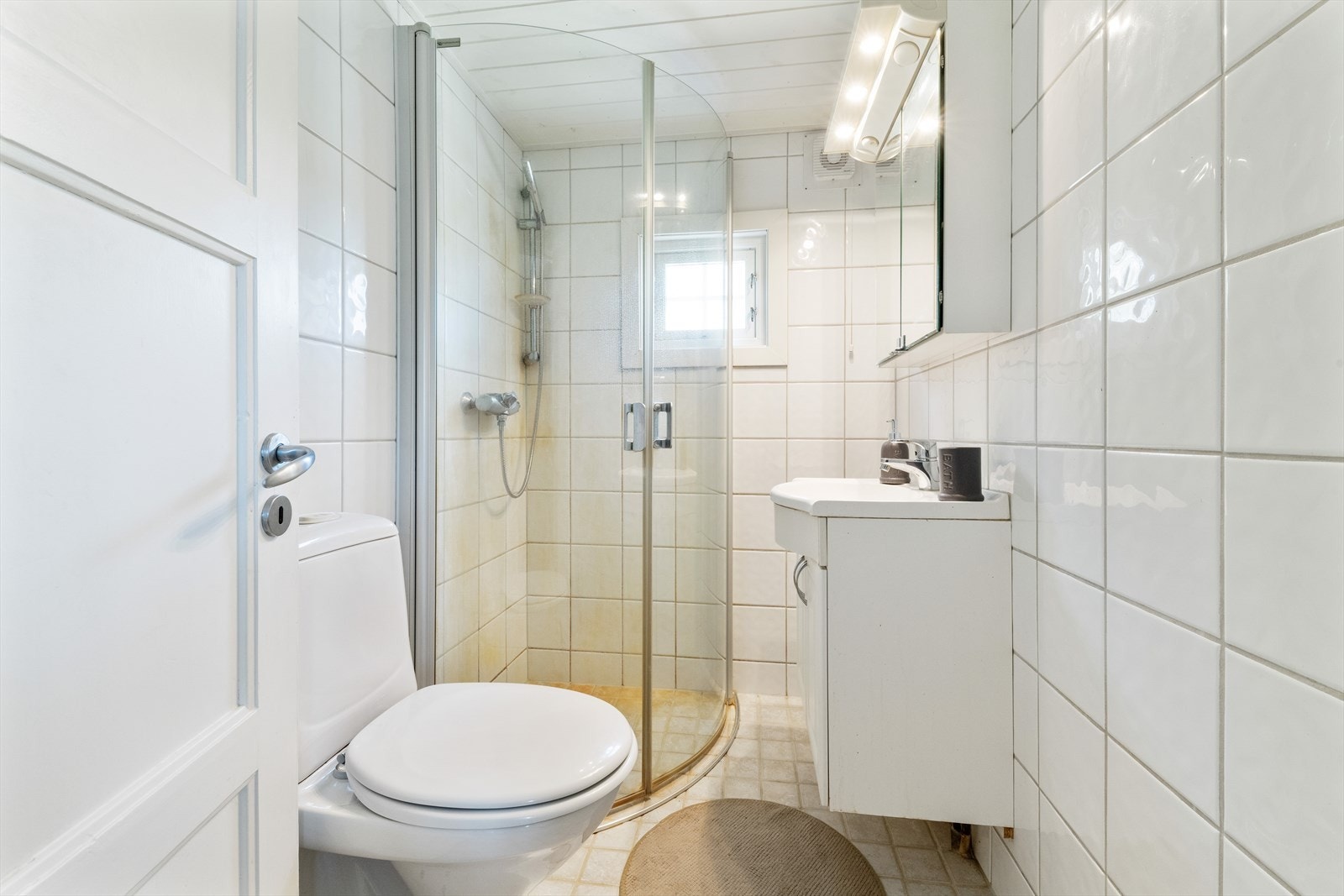 Badet er flislagt med varmekabler i gulvet. Galleribilde