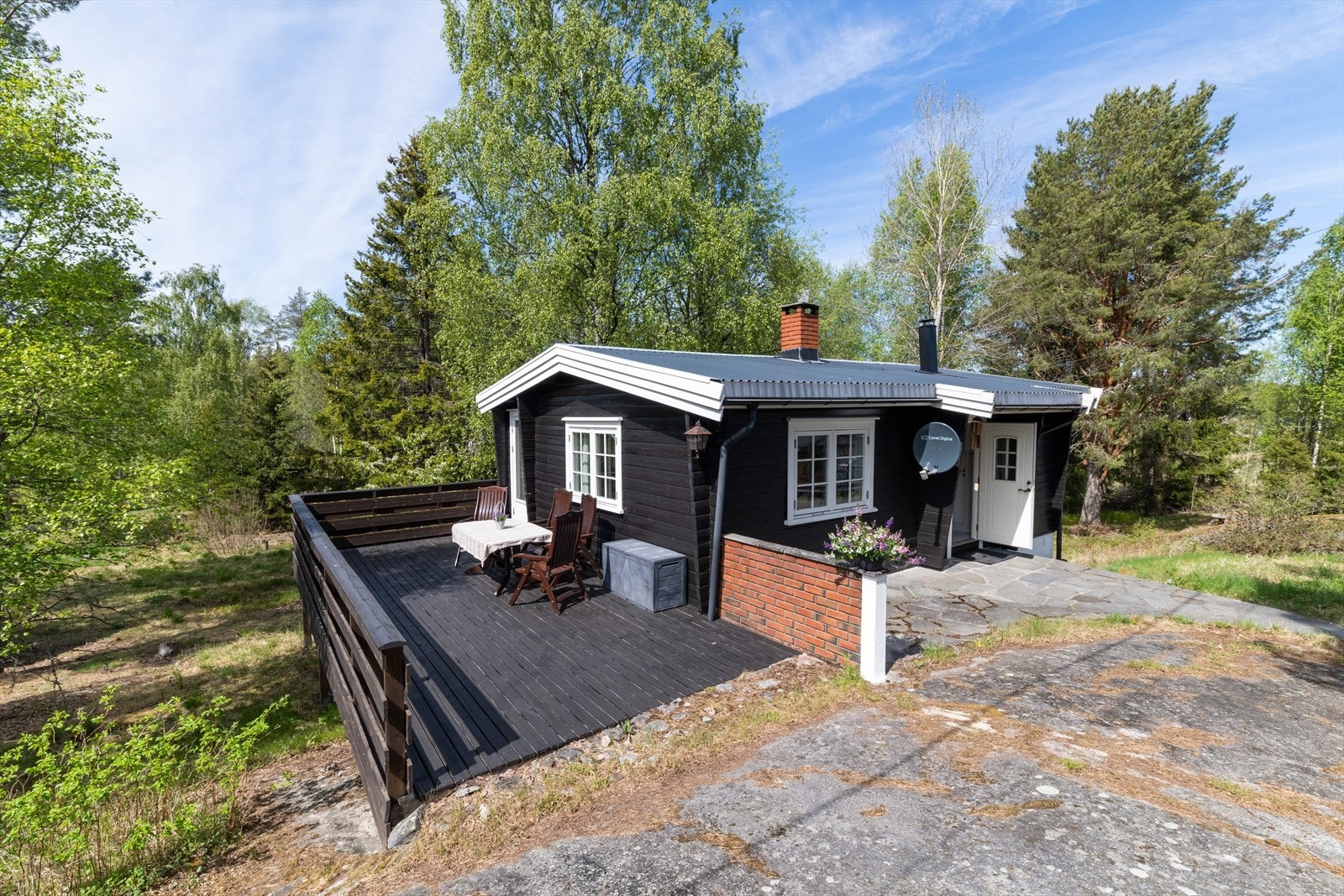 Slottetveien 23 er en frittliggende fritidsbolig beliggende i idylliske omgivelser i Nordre Frogn. Galleribilde