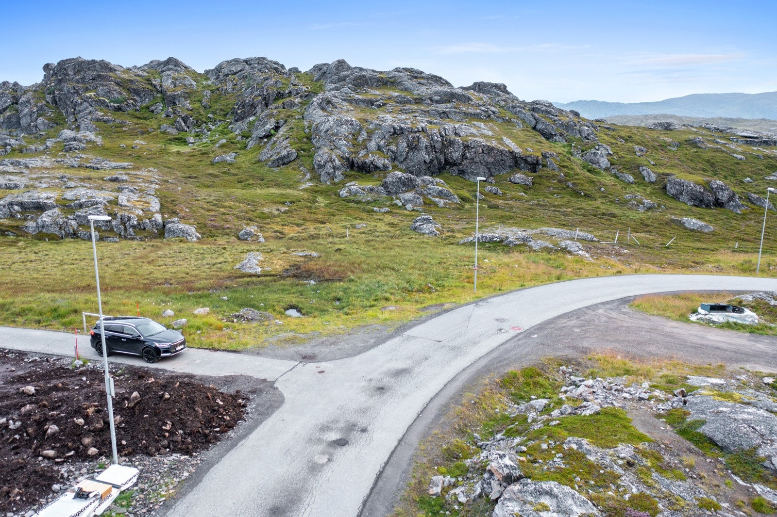 Eiendommen ligger like ved veien. Galleribilde