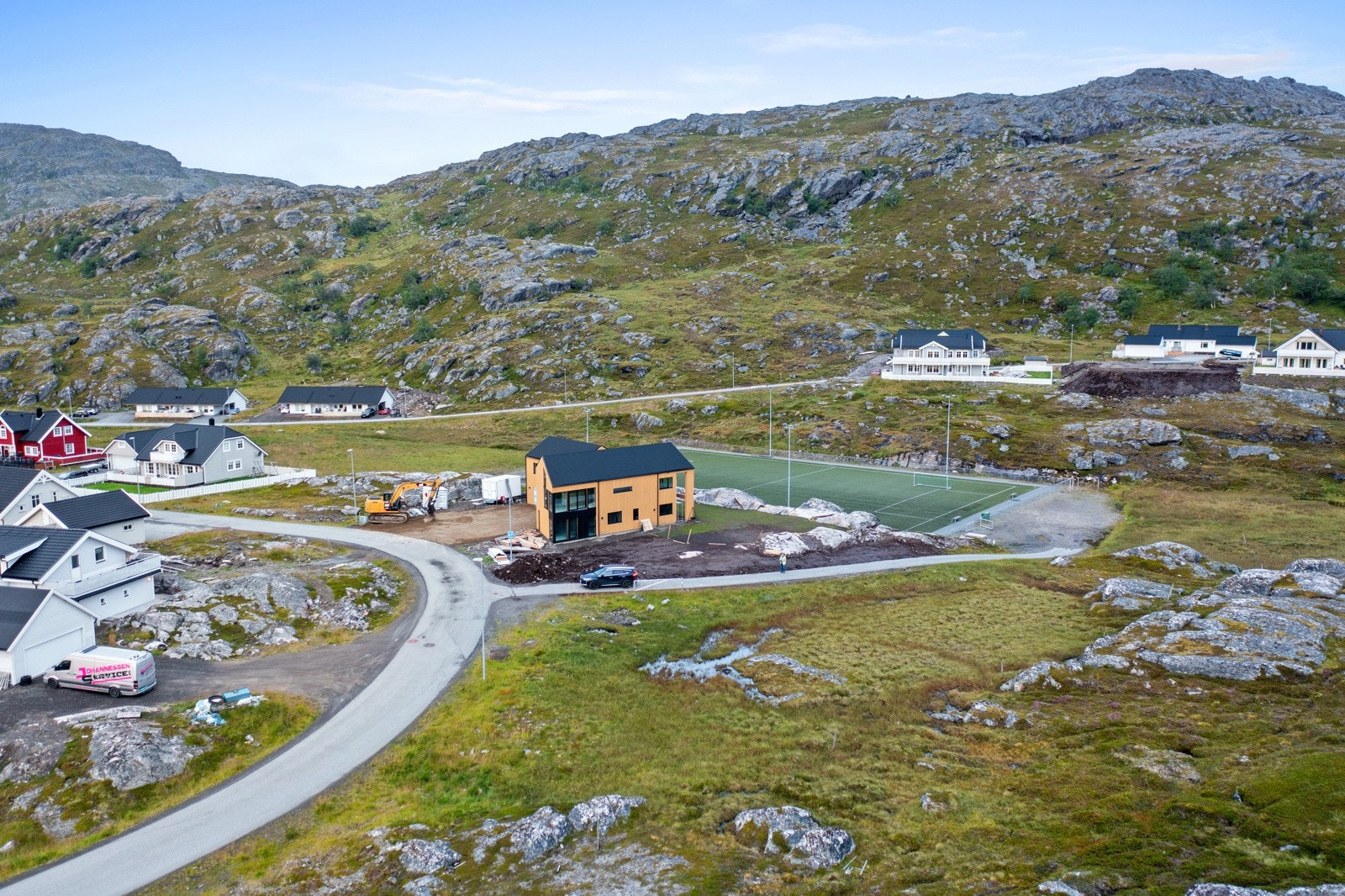 Fotballbane ligger kun et steinkast unna. Galleribilde