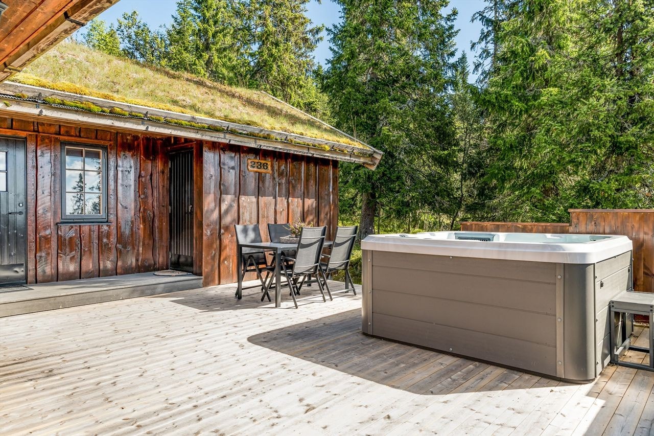 Åpen terrasse mot sør og nord samt overbygd del mot vest - til sammen ca. 65 m² Galleribilde