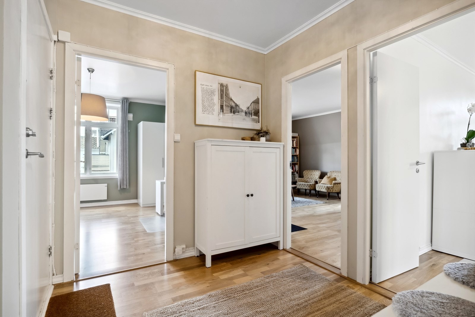 Lys og romslig entré Galleribilde