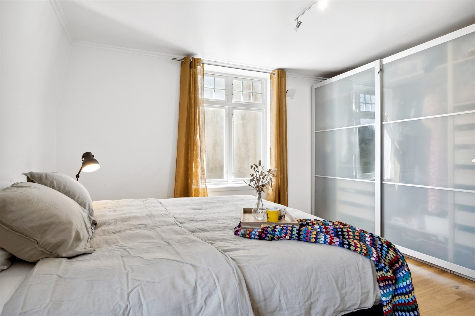 Soverom 1 med skyvedørsgarderobe Galleribilde