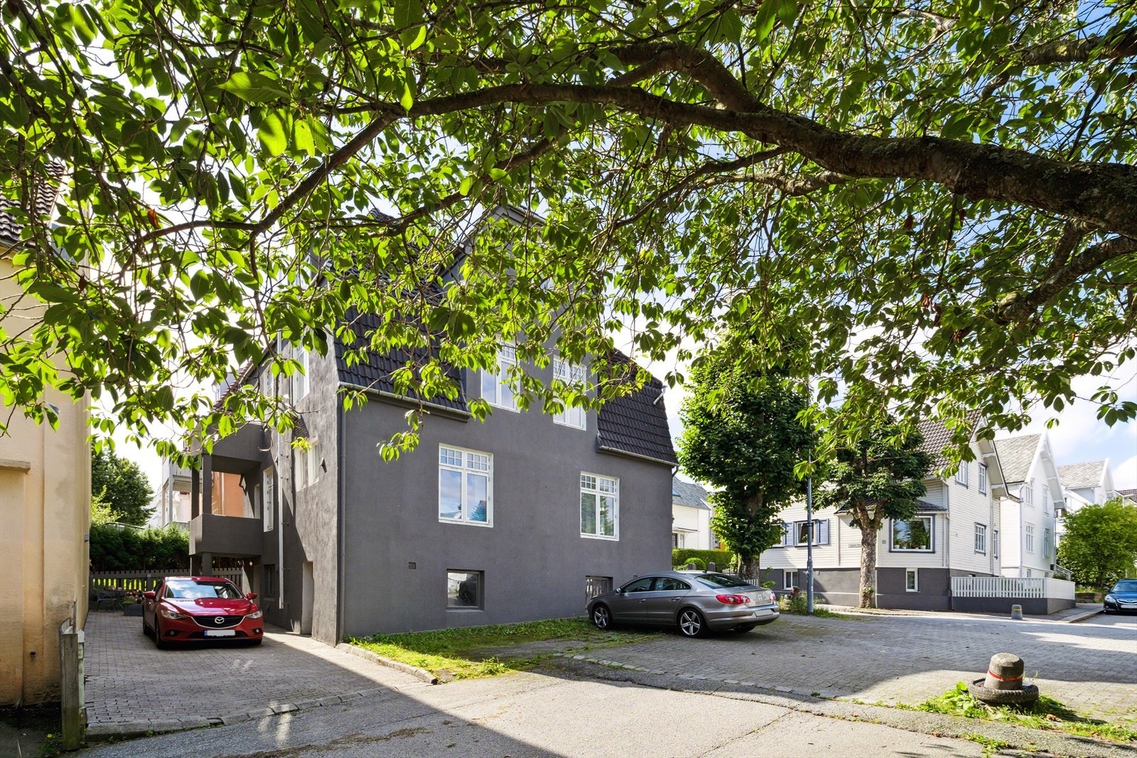 Fasade med parkeringsplass Galleribilde