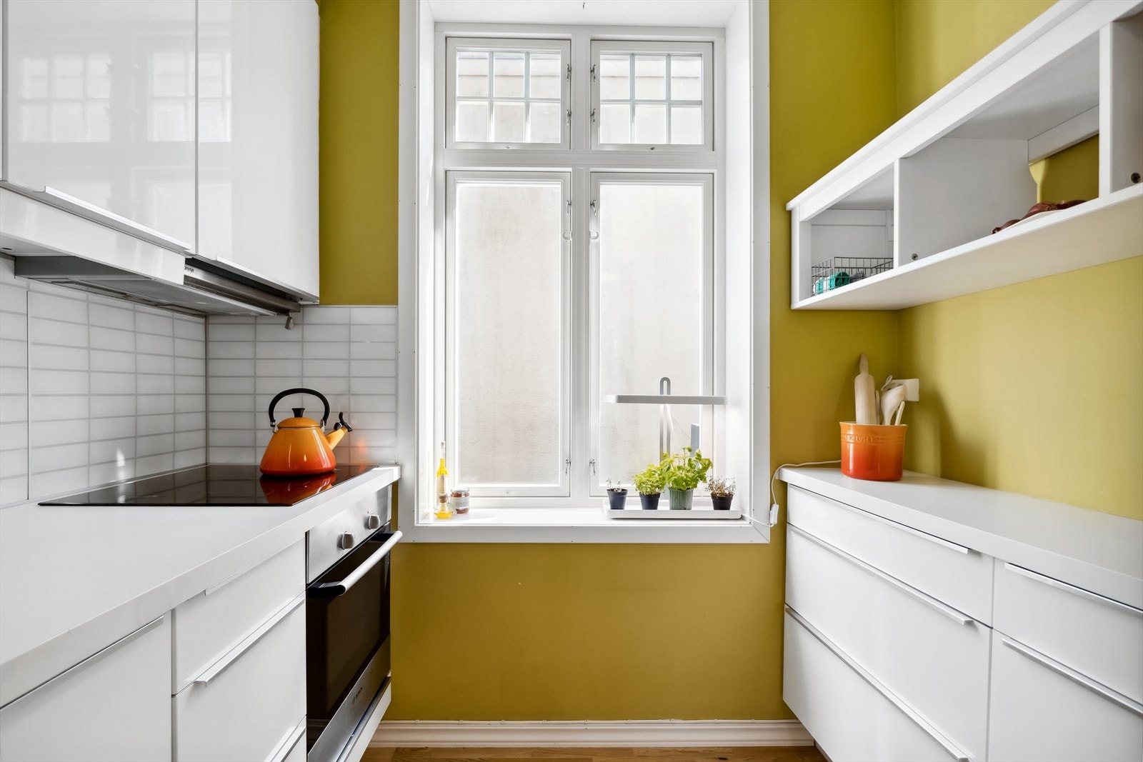 Kjøkken med alle hvitevarer integrert(ikke kjøleskap) Galleribilde