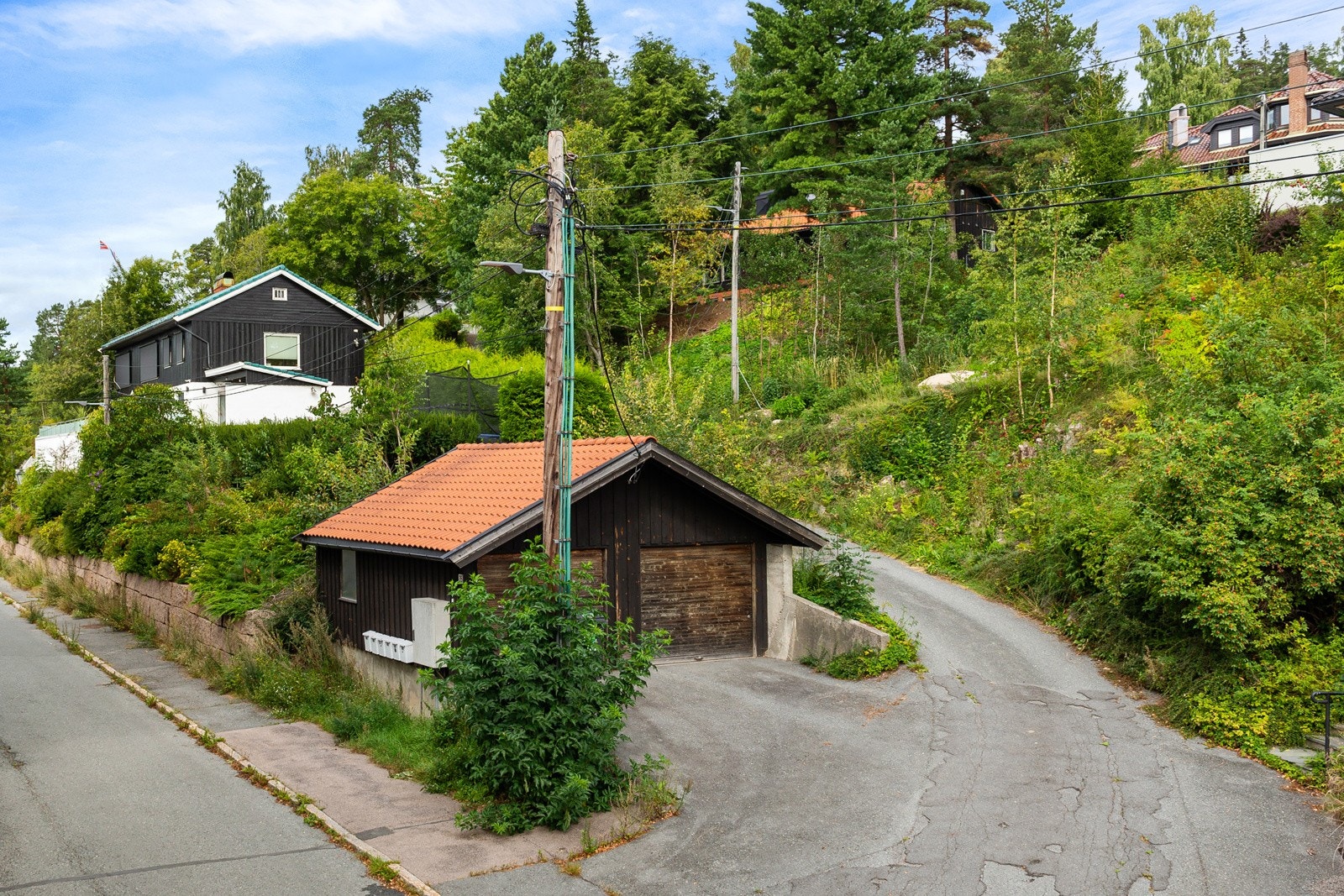Dobbel garasje ved veien Galleribilde