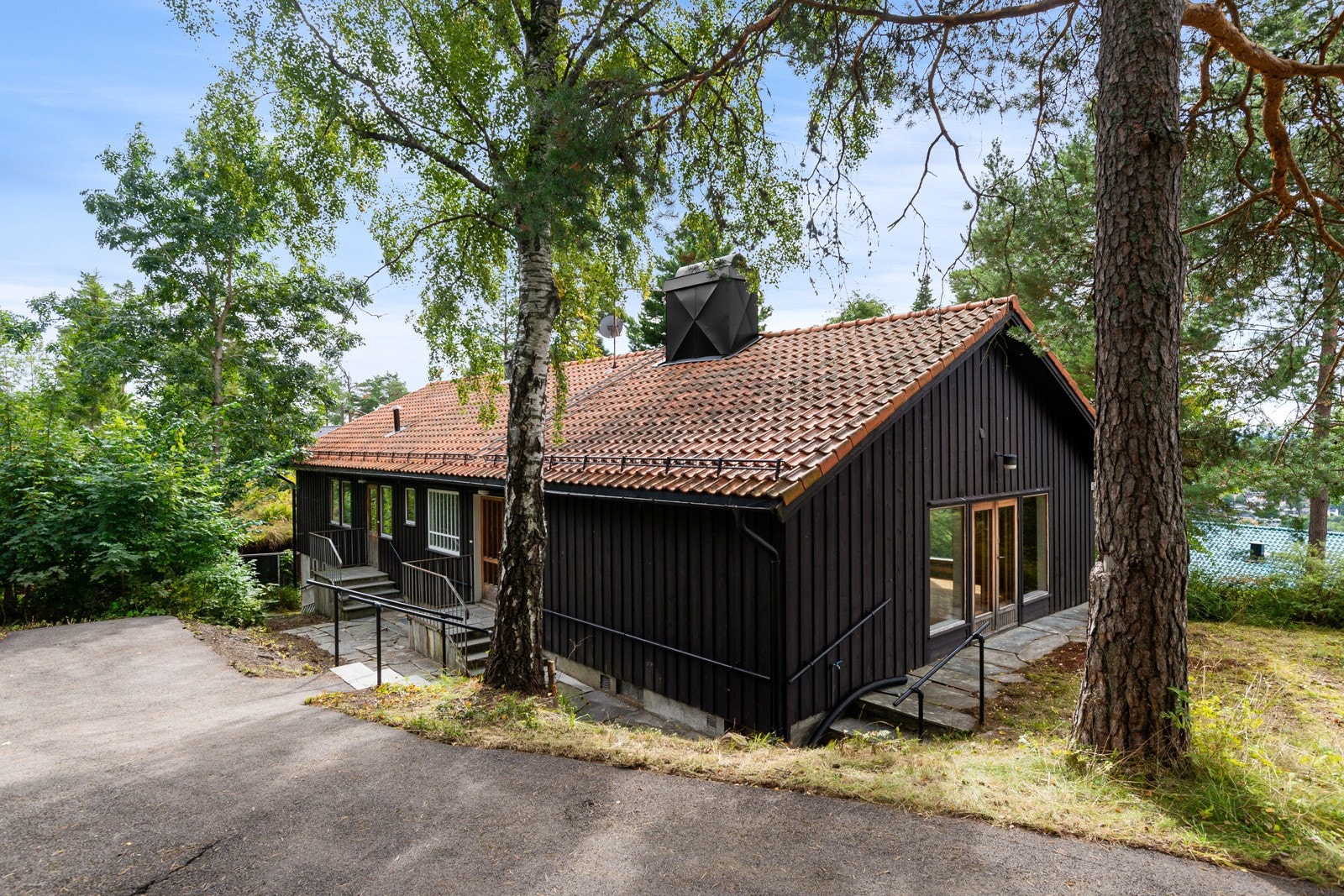 Fra baksiden og inngangspartiet Galleribilde