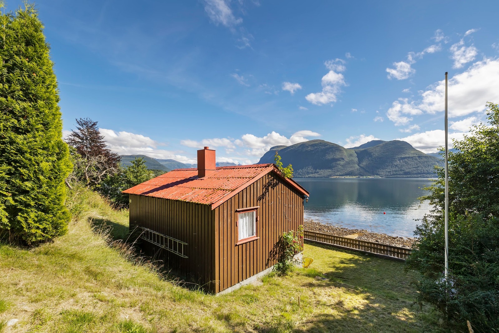 Hytte med idyllisk beliggenhet nede ved sjøen Galleribilde