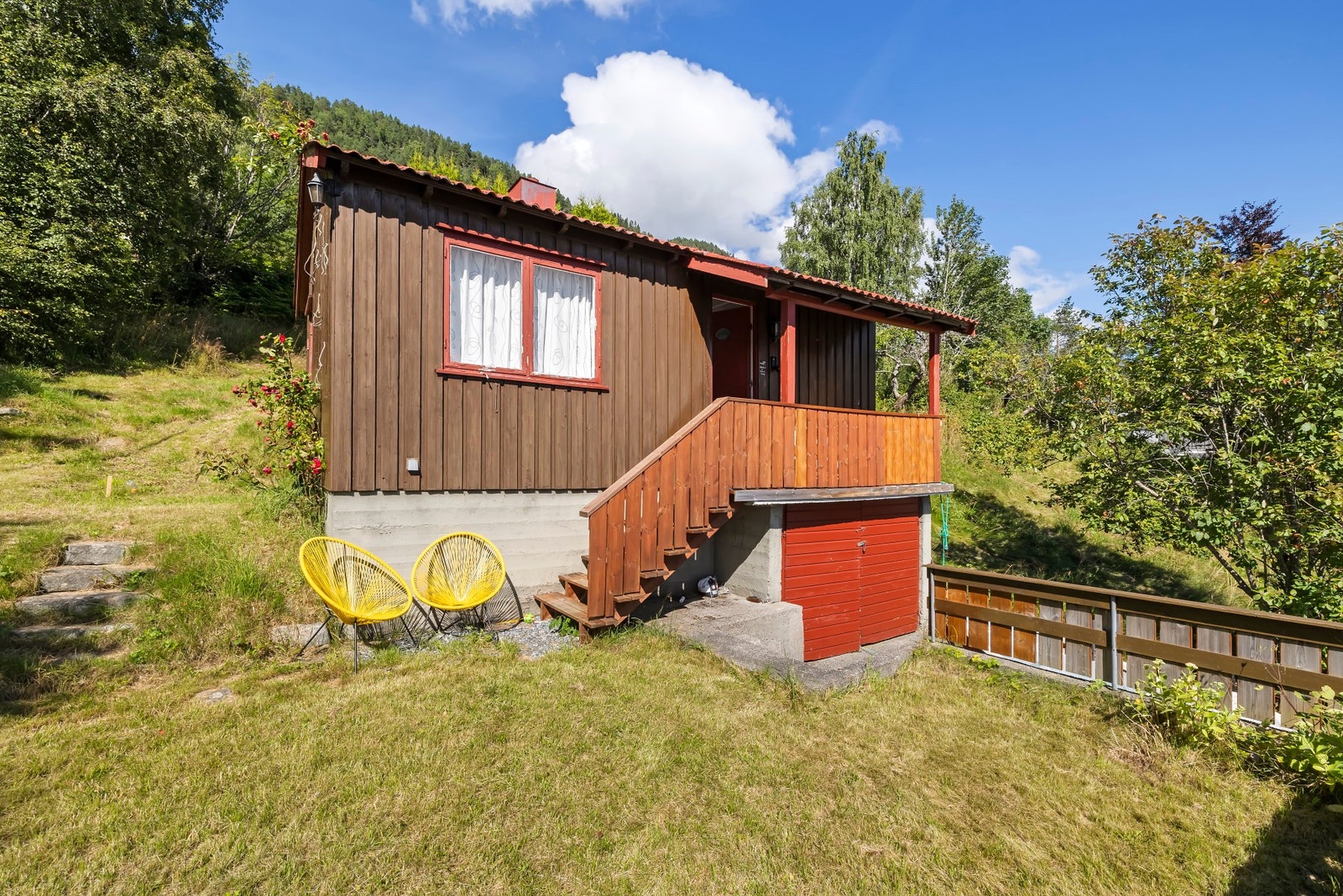 Overbygd veranda ved inngangspartiet og naust i kjeller Galleribilde