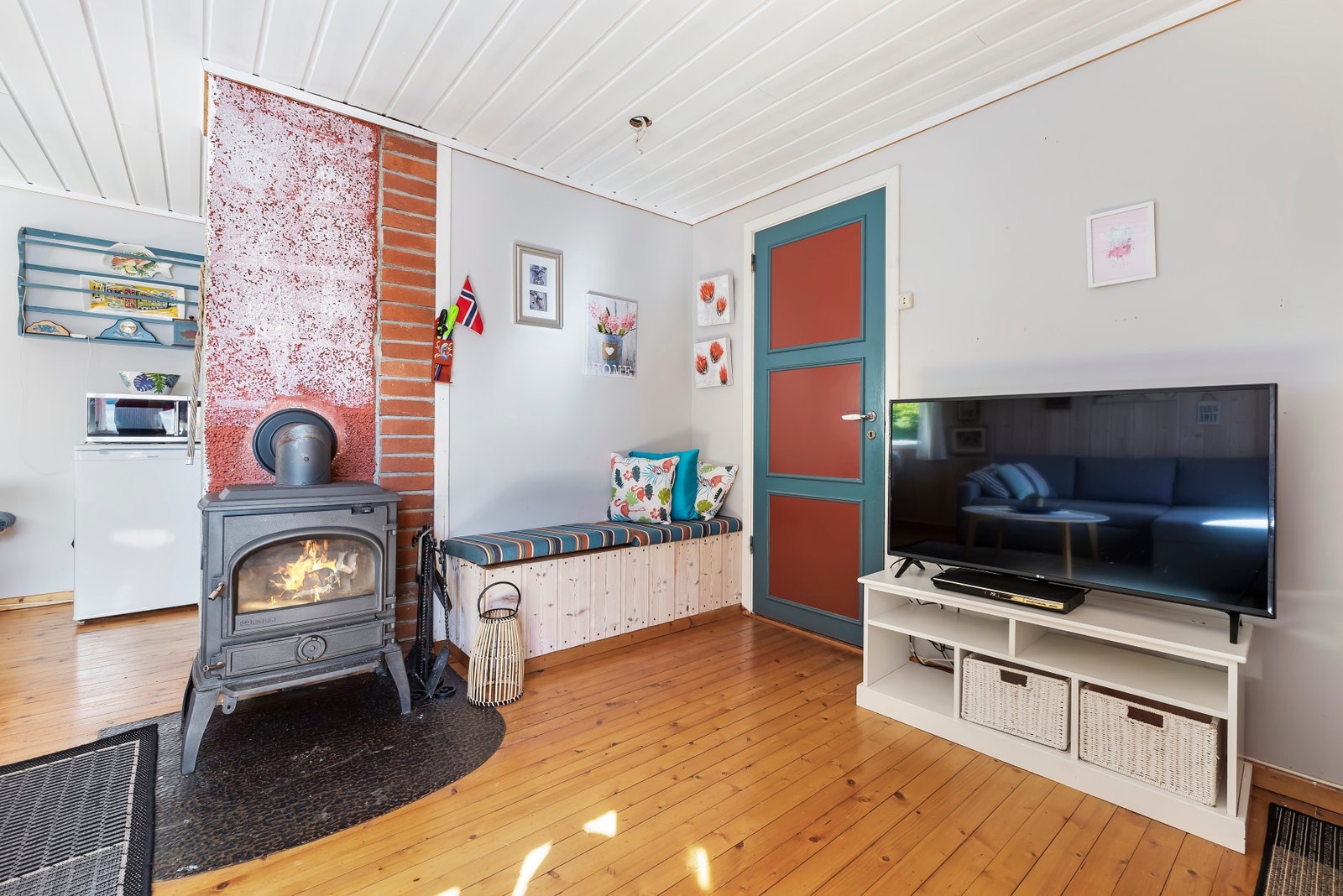 Stuen har vedovn til oppvarming Galleribilde