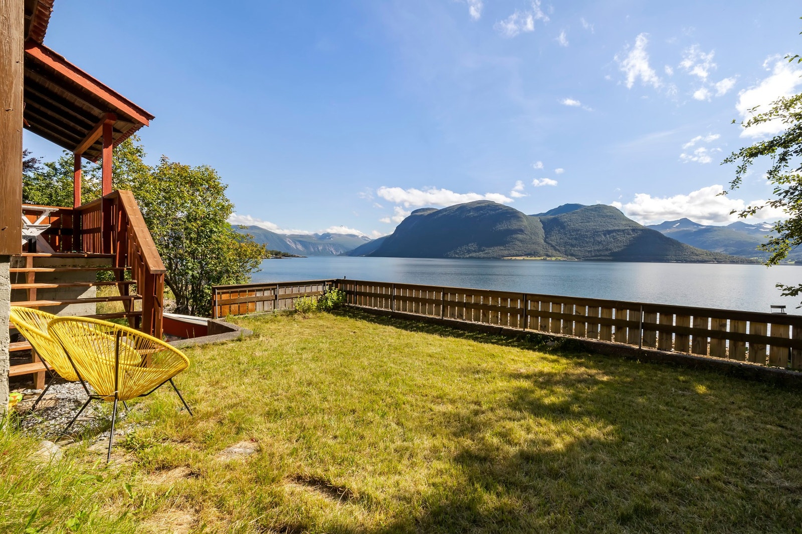 Tomten er opparbeidet med plen og prydbusker Galleribilde