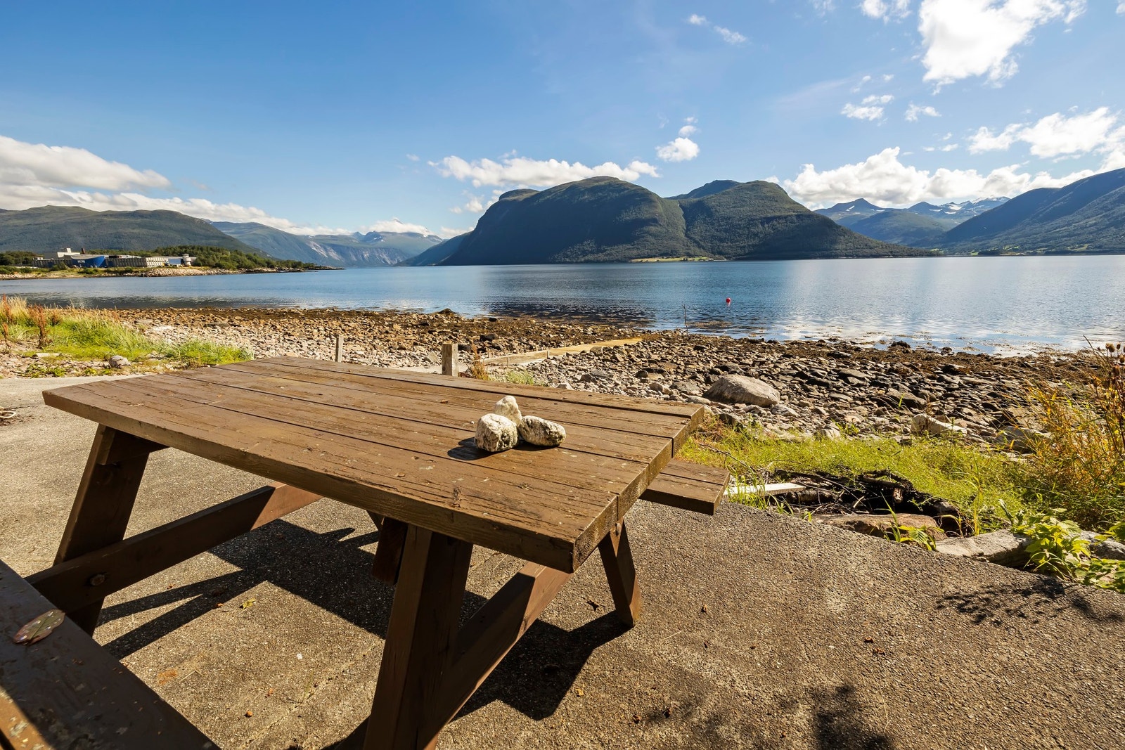 Hytta ligger fint til nede ved sjøen Galleribilde