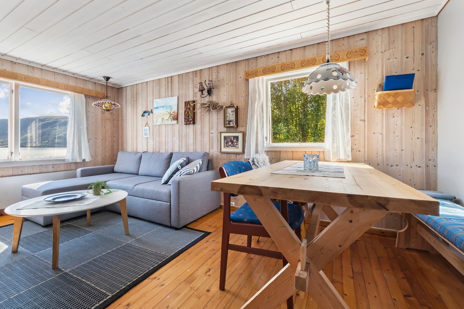 Stue med plass til både spisebord og sofakrok Galleribilde