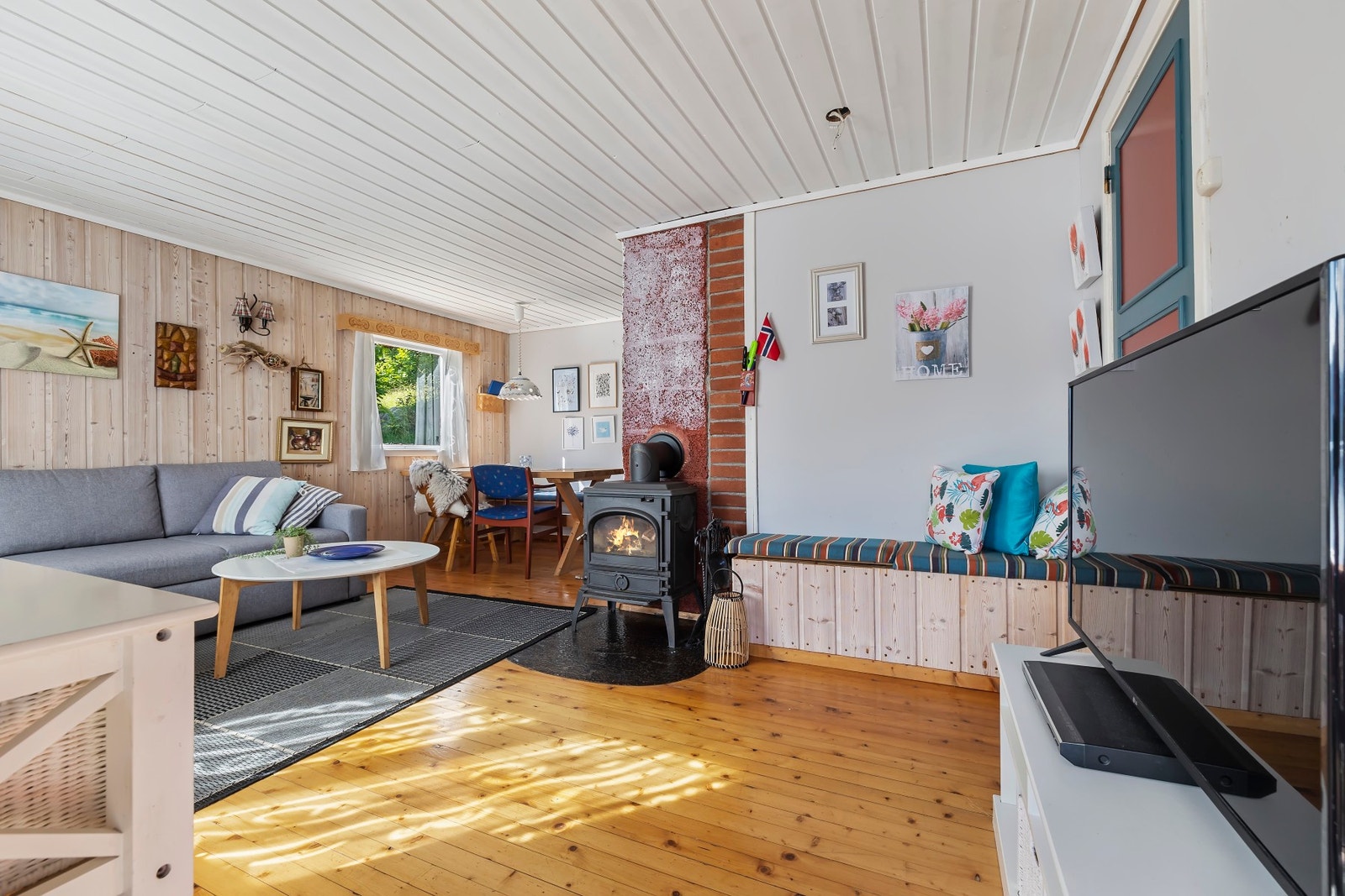 Hyggelig stue med lakkerte tregulv Galleribilde