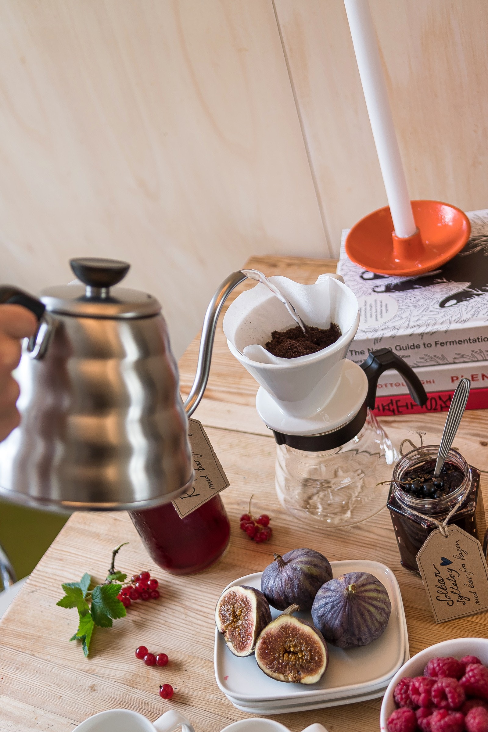 "Vi kommer til å savne det koselige kjøkkenet. Her sitter hele familien og spiser frokost med morgensolen som stråler inn og småfugler rett utenfor vinduet som hilser dagen velkommen." Galleribilde