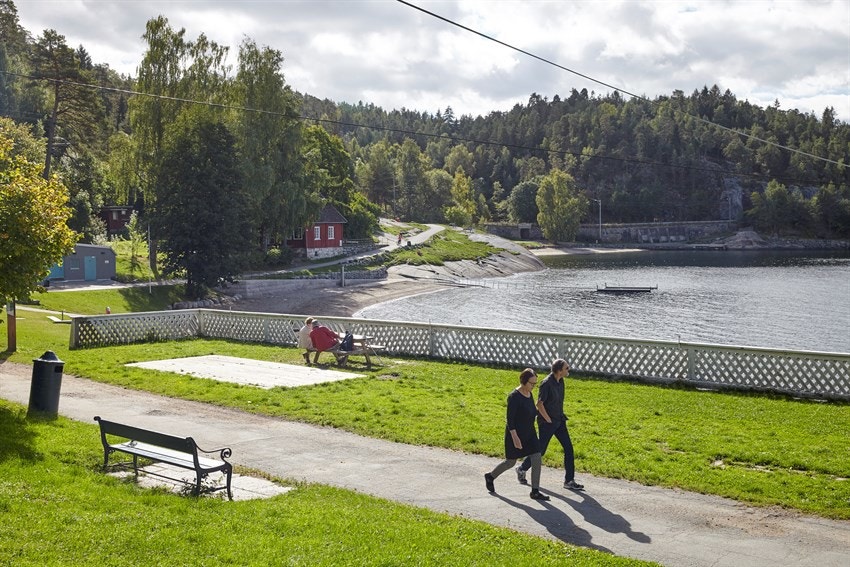 Å rusle langs Ljanselva og urskogen langs den ned til havet i Hvervenbukta er nydelig året rundt, og der ligger den koselige cafeen Anne på landet som nesten alltid er åpen. Galleribilde