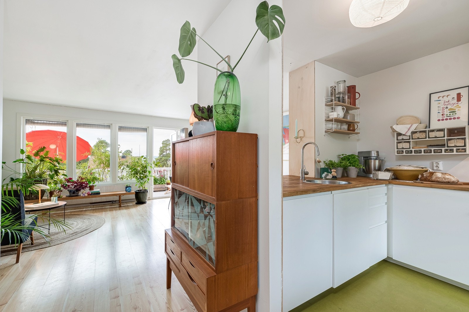 Kjøkkenet ligger behagelig tilbaketrukket fra stuedelen, men allikevel lett tilgjengelig Galleribilde